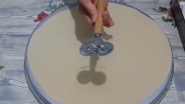 Mantı hamuru nasıl açılır ve bükülür?/How To Make Dumpling Wrappers/Как раскатать тесто на Манты? смотреть онлайн