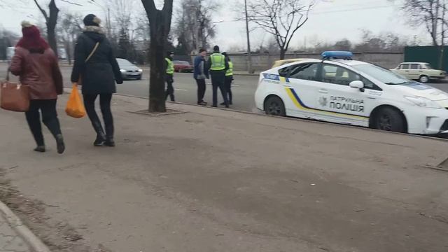 Кривой Рог Полиция и пешеход бегущий через дорогу. смотреть онлайн