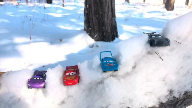 Disney Pixar Cars falling into deep pool, Lightning McQueen, Tow Mater, Mack, Sally, Francesco смотреть онлайн