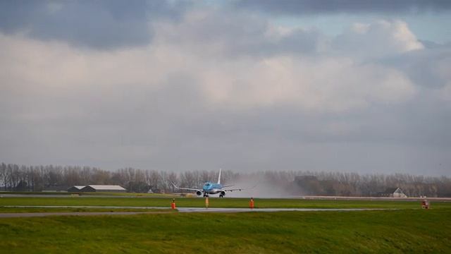 (4K) GOLDEN HOUR AND SPRAY - Amsterdam Schiphol Airport -KLM Polderbaan Take Off plane spotting смотреть онлайн