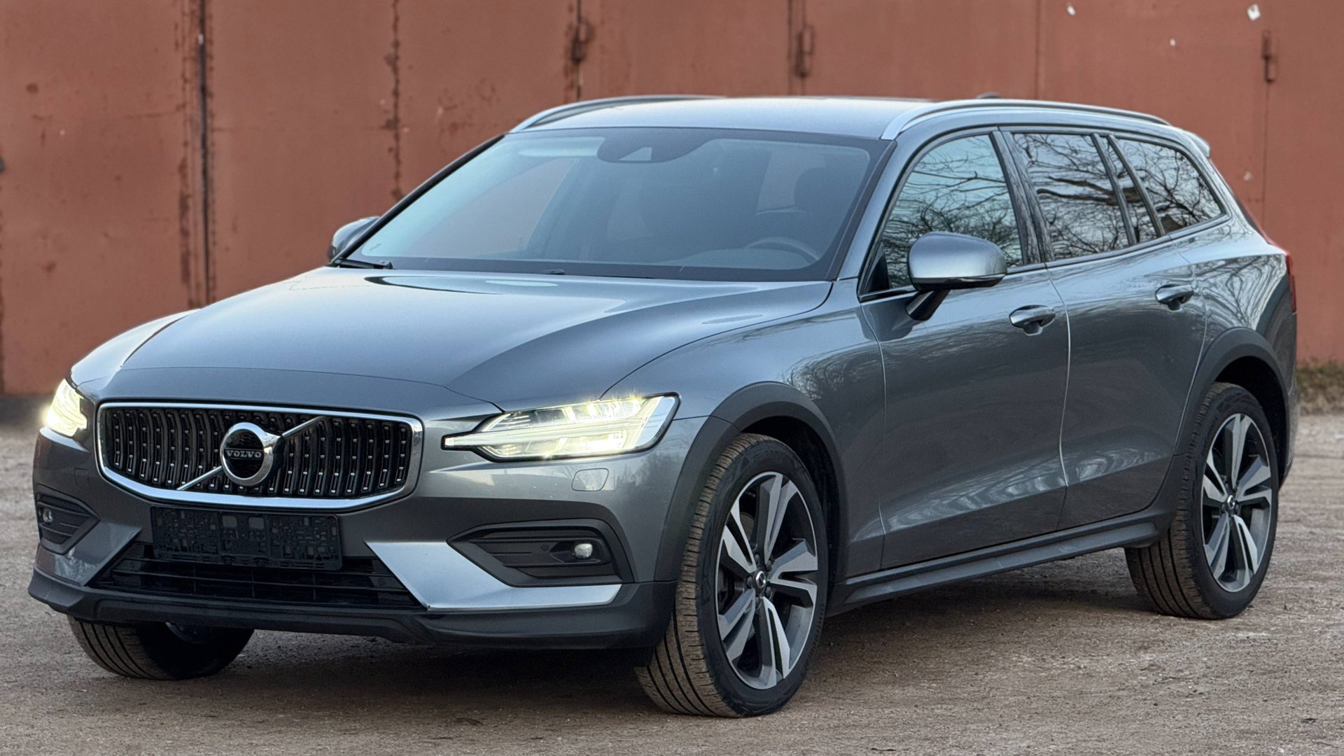Привезли на заказ универсал повышенной проходимости Volvo V60 Cross Country D4. смотреть онлайн