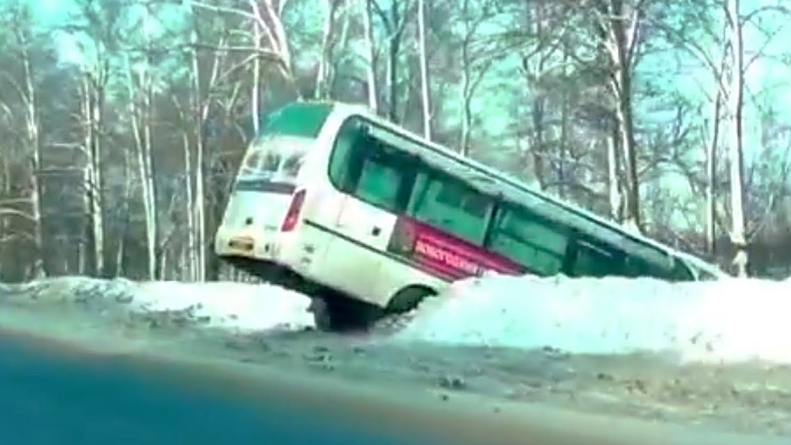 Зимние автомобильные аварии скользкие дороги гололед смотреть онлайн