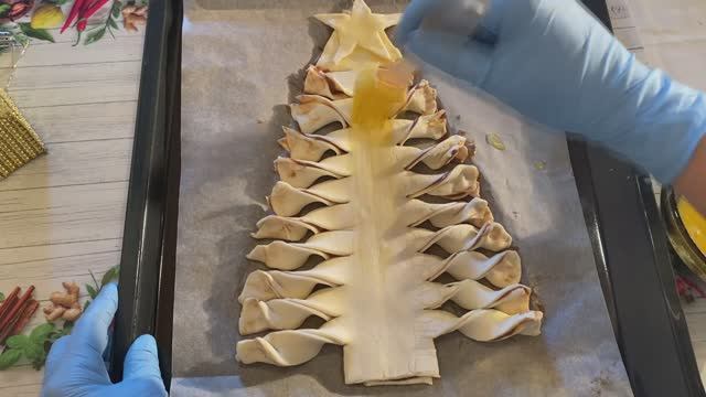 НОВОГОДНЯЯ елочка из слоеного теста. смотреть онлайн