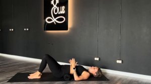 Как снять напряжение с поясницы? Упражнение на валике из йоги критического выравнивания