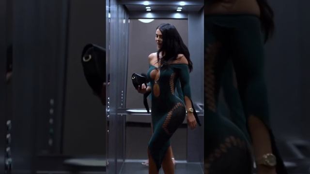 A beauty with a perfect body in a very sexy dress 😍 #shorts #beauty #elegant #dress #elevator #body смотреть онлайн