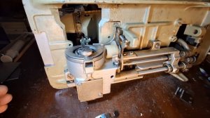 Как приблизить носик челнока к иголке.Veritas 8018/2. Видео № 97