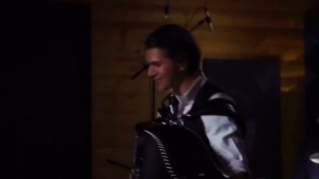 Аккордеонист сломал систему!!!! Виртуоз поразил всех своей игрой. смотреть онлайн