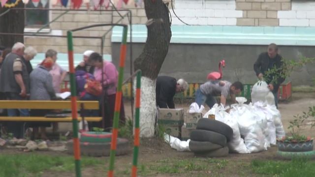 Шериф подарил пенсионерам к майским праздникам продукты. 2016 смотреть онлайн