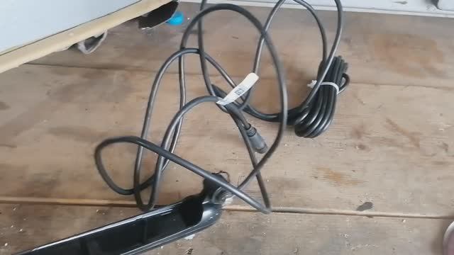 Установка датчика эхолота Lowrance Hook Reveal 7 Tripleshot