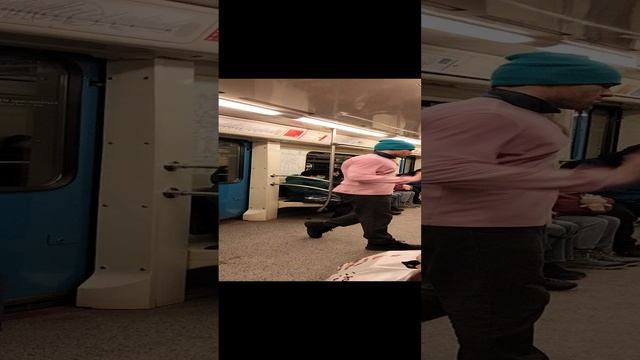 Ребята в метро г. Москвы, зарабатывают деньги. смотреть онлайн