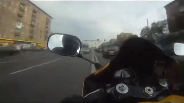 Мот мчится в пробке по Варшавке)))))... Жесть) смотреть онлайн