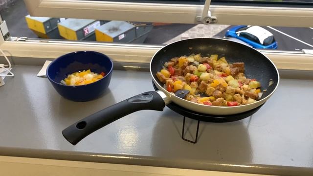 CENA INTERNACIONAL - intento cocinar empanadas- ERASMUS смотреть онлайн