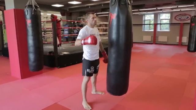 Боковые удары в Боксе как поставить боковой удар рукой на мешке смотреть онлайн