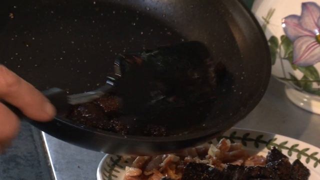 Warm pigeon salad with bacon and black pudding смотреть онлайн
