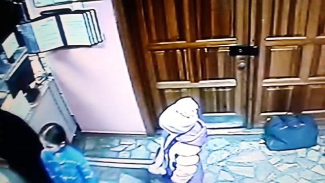 девочка на крыльце смотреть онлайн