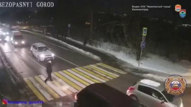 Водитель сбивает подростка (жуткие кадры)