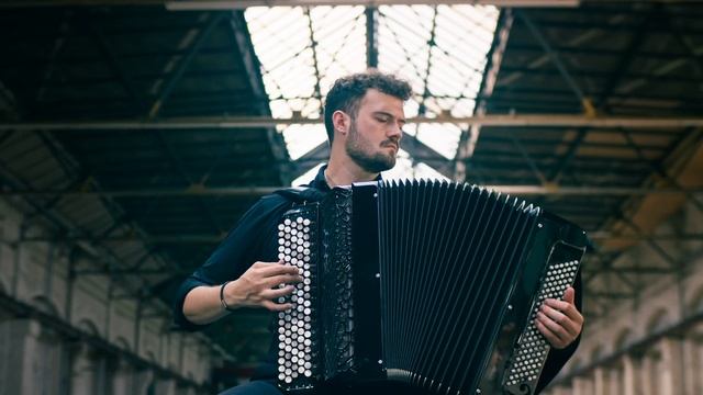 Эпическое исполнение на баяне Токкаты и фуги ре минор Баха смотреть онлайн