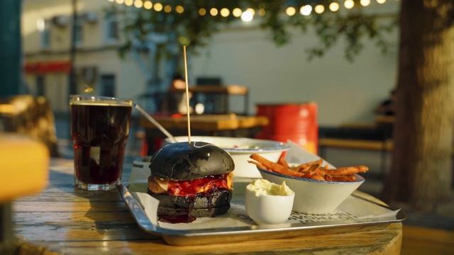 САМЫЙ ВКУСНЫЙ БУРГЕР ЭВЕР - ЧЁРНАЯ МАМБА В BURGER HEROES | МОСКВА ПЕШКОМ - ОБЗОР РЕСТОРАНА