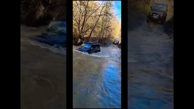 После недели дождей речки критически полноводными, проходить броды нужно только в знакомых местах смотреть онлайн