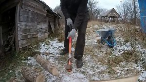 Колка дров колуном в замедленной съёмке