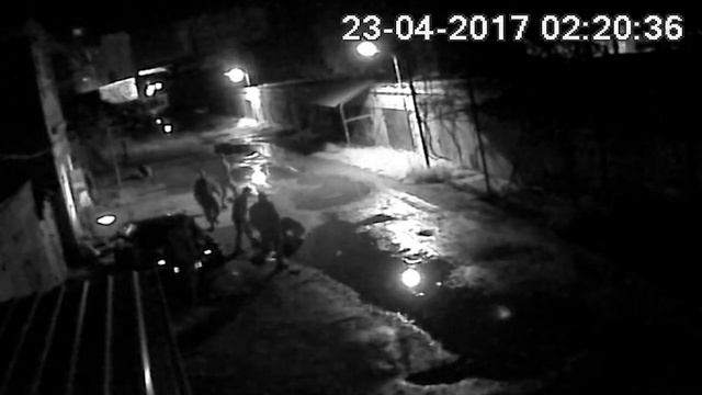 Спецназ избивает палками пацанов за громкую музыку/ Беспредел/ Запись с камеры наружного наблюдения смотреть онлайн