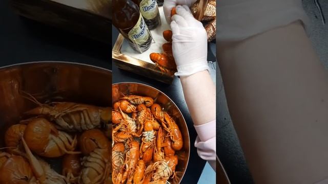 Как собрать композицию из морепродуктов в ящике