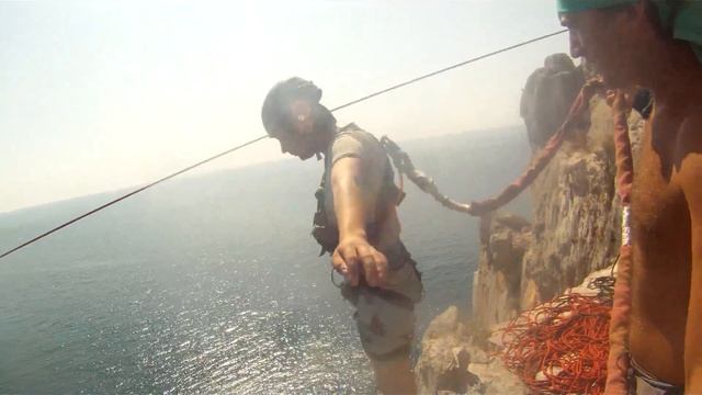 Прыжки в Симеизе, скала Дива (АР Крым - август/сентябрь 2013) смотреть онлайн