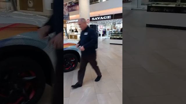 Торговый центр Макс Тула, автомобиль стоит внутри, магазин