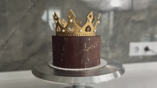 БЕЗ ФОРМЫ и МОЛДА! Как сделать корону из мастики. Fondant crown смотреть онлайн