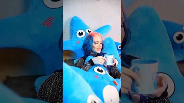 На съёмке её окружили Петрики 😰 смотреть онлайн
