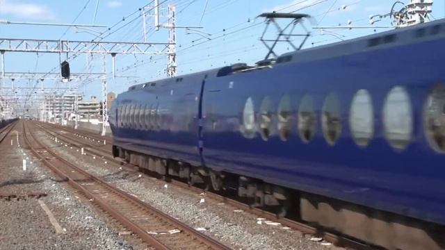 Необычный поезд разных цветов. смотреть онлайн