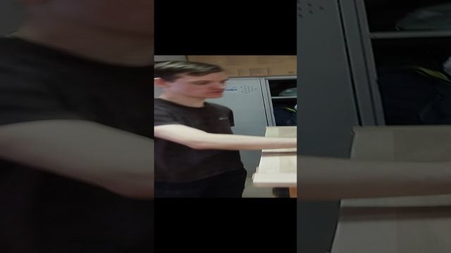 Финишный рывок - покрытие маслом столешницы учебного стола в столярной школе! смотреть онлайн