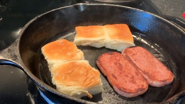 FRIED SPAM SLIDERS | Richard in the kitchen смотреть онлайн