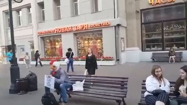 Rooster Und Two Girls. Prank. 2018