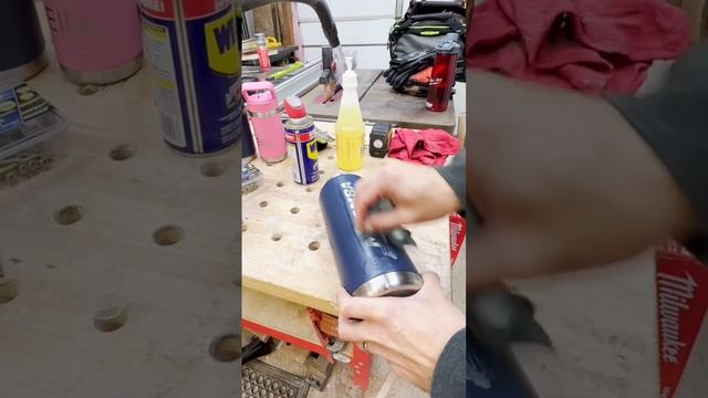 Cleaning engravings on water bottles #engraving #waterbottle #bottle #short смотреть онлайн