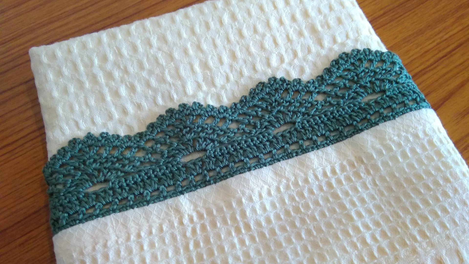 Ажурная кайма крючком . Как подружить ткань и крючок . смотреть онлайн