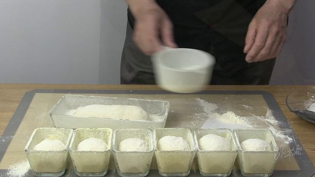 Маленькие булки, маленькие формы, интенсивный замес теста