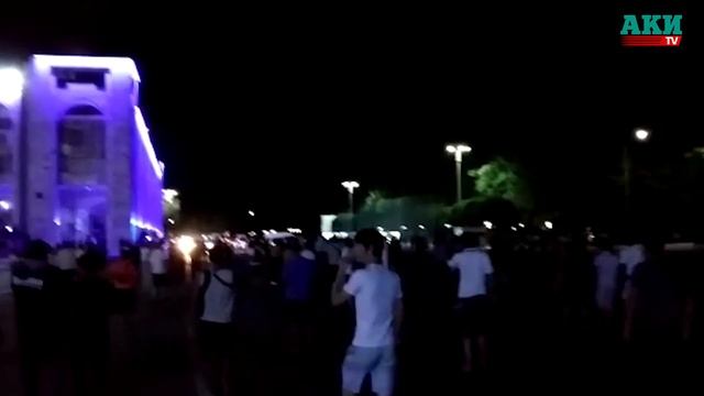 Люди направляются к белому дому смотреть онлайн
