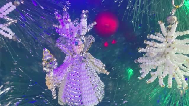 Снежная Королева из бисера / бисероплетение / ёлочка из бисера / фигурки из бисера смотреть онлайн