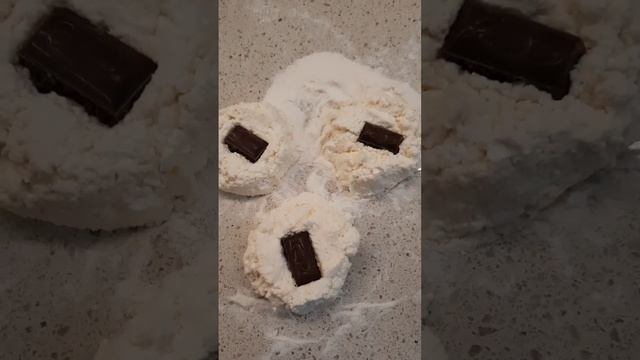 ГОТОВИМ СЫРНИКИ С ШОКОЛАДОМ! Подпишись! смотреть онлайн