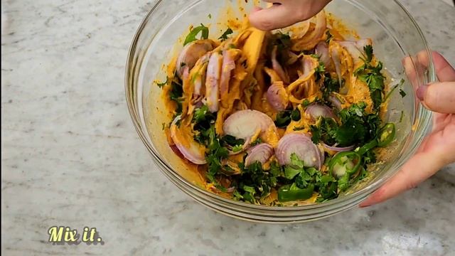Add 1 Secret ingredient to the most crispy pokoras! Ramadan kye liye crunchy pakoray recipe! смотреть онлайн