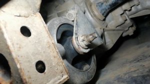 Работа задней подушки двигателя на холостом ходу...