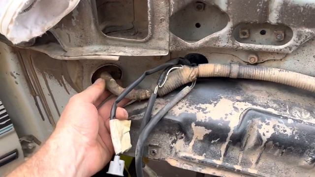 Removing A LN106 Loom - Supercharged Hilux Restoration - PT20