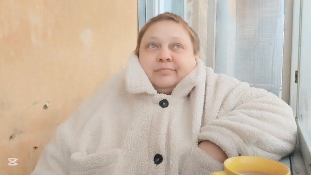 Вся в делах! Собираю шмотки! Перерыв на кофе и поболтать о планах смотреть онлайн