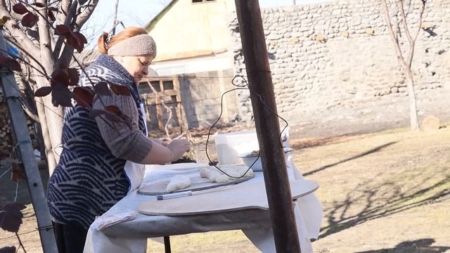 Delicious KUTAB with minced meat, Uzbek chebureks, cooked in the village on a fire смотреть онлайн