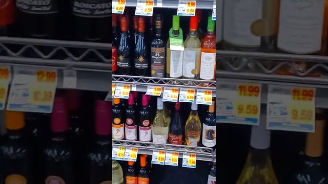 Южная Калифорния, горы Big Bear, деревенский маркет.Выбор продуктов и вин для ужина. смотреть онлайн