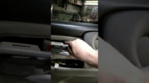 снятие обшивки задней двери на Тойота Ленд Крузер 100