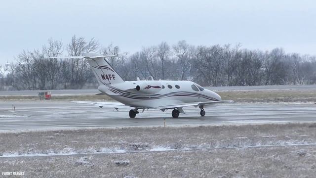 Cold & Snowy Cessna 510 Citation Mustang Takeoff смотреть онлайн