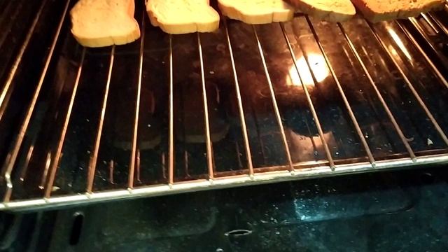 Как подсушить хлеб в духовке до золотистой корочки смотреть онлайн