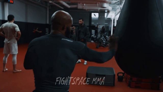 Хабиб тренирует Деметриуса Джонсона / Хабиб издевается над Могучим Мышонком | FightSpaceMMA смотреть онлайн